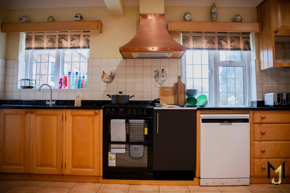 Spacious 10BR Home, Ideal For Contractors & Groups House in Maidenhead