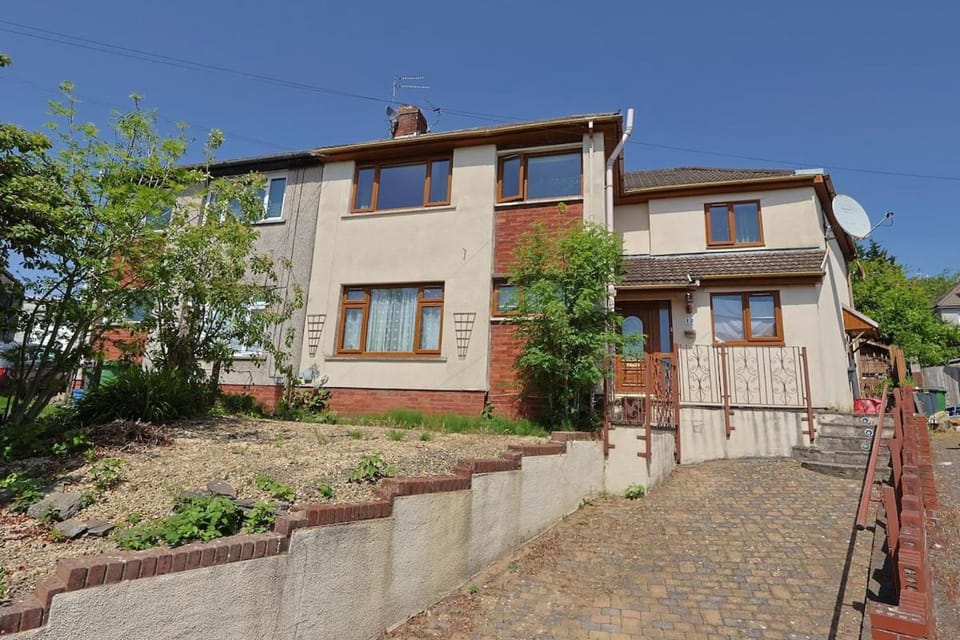 Modern 4 Bedroom Home with Jacuzzi & Driveway Free Parking House in Cardiff