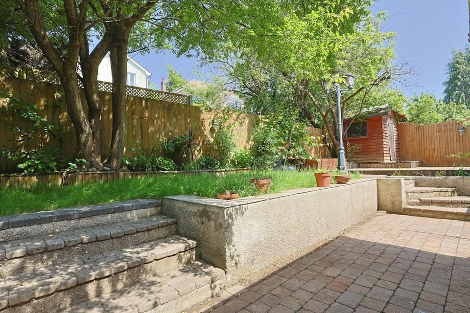 Modern 4 Bedroom Home with Jacuzzi & Driveway Free Parking House in Cardiff