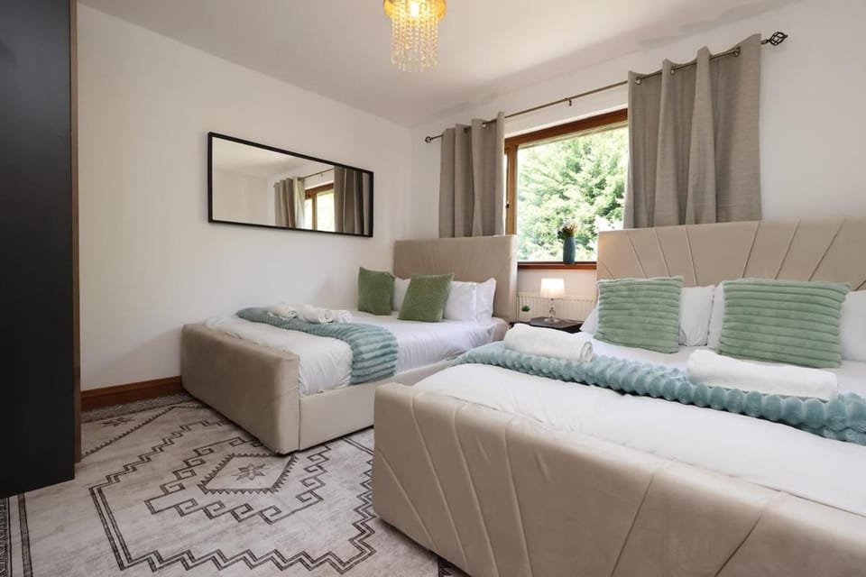Modern 4 Bedroom Home with Jacuzzi & Driveway Free Parking House in Cardiff