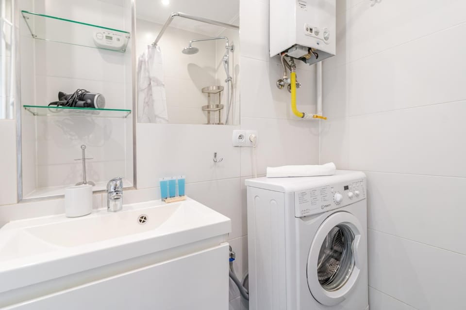 Shower, Bathroom, towels, washing machine