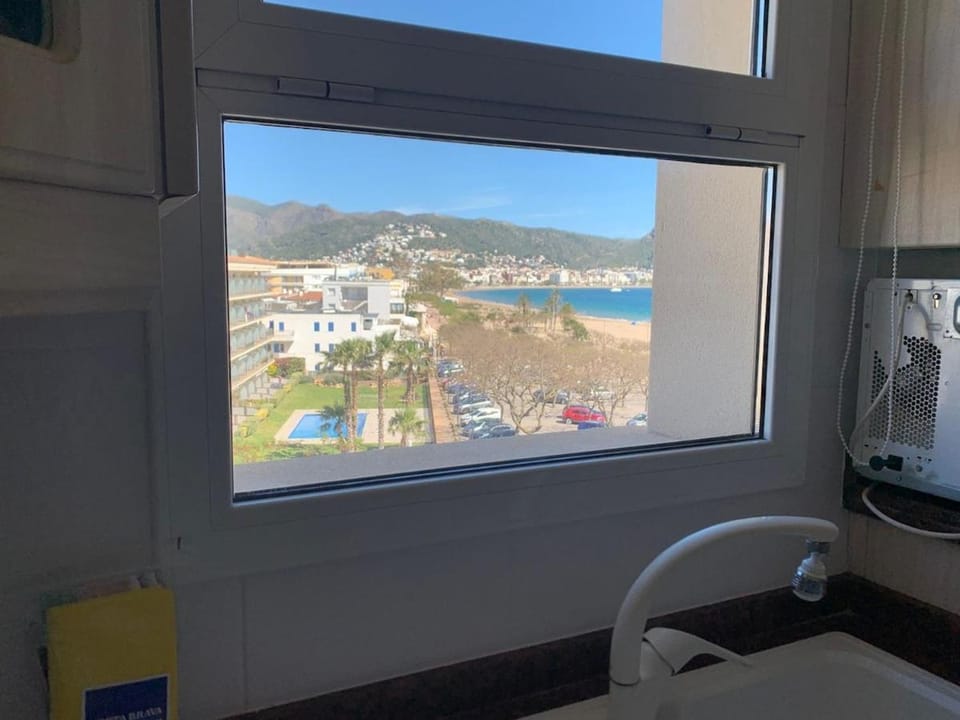 Beautiful ocean-view apartment in Roses Apartment in Roses