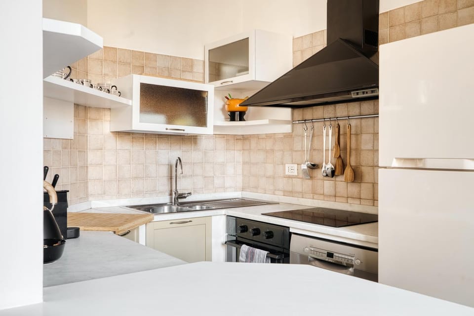 Kitchen or kitchenette, dishwasher, stove