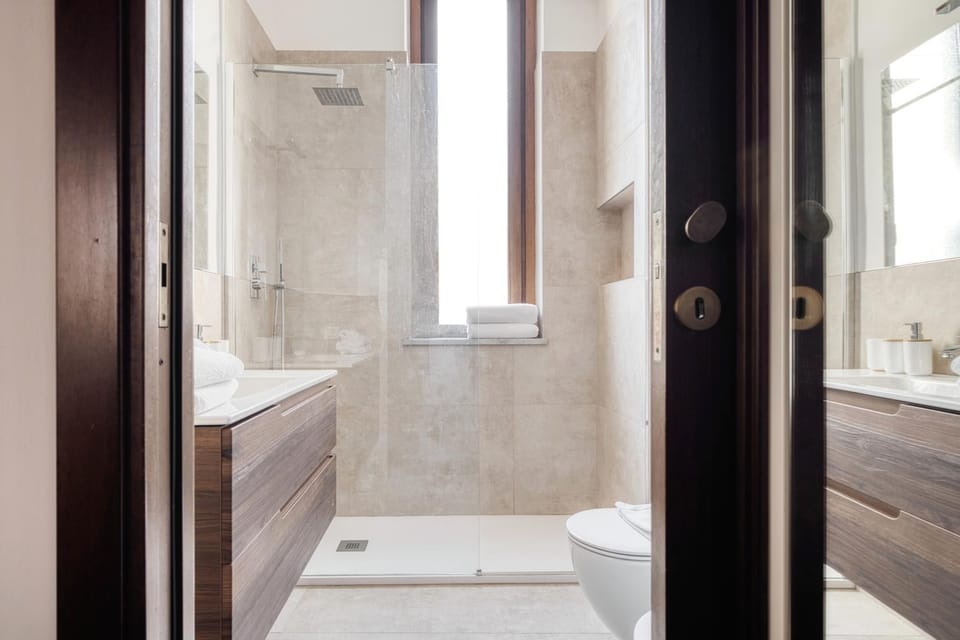 Shower, Toilet, Bathroom, towels