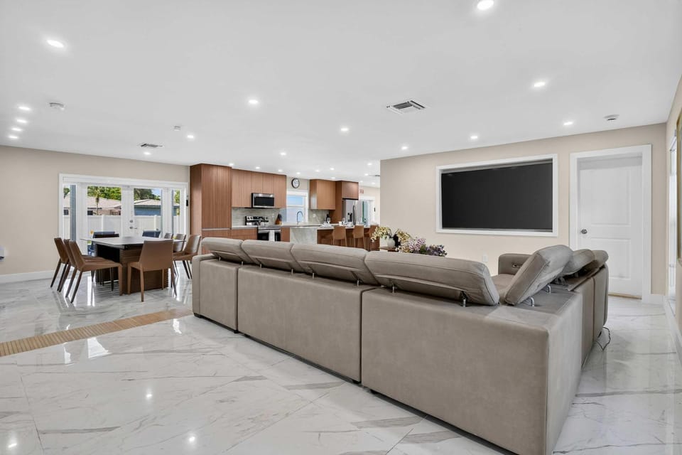 Rove Travel - Aurelia Palms - 5BR Luxe Home with Pool House in Hollywood