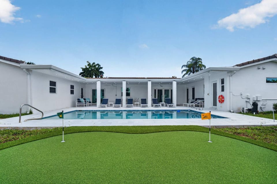 Rove Travel - Aurelia Palms - 5BR Luxe Home with Pool House in Hollywood