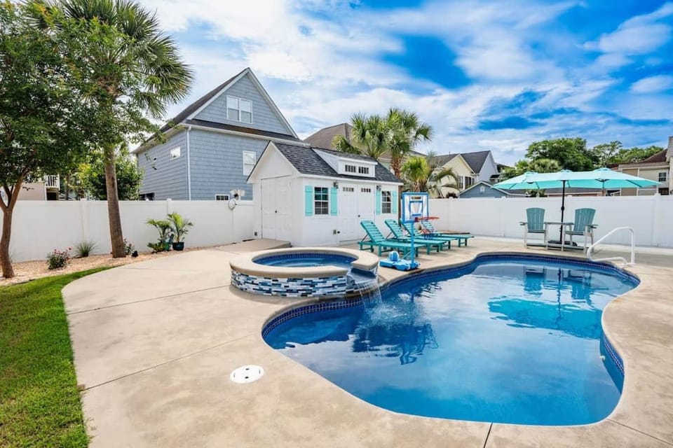 Relax at 'Beach Vibes Getaway' - ocean awaits House in North Myrtle Beach