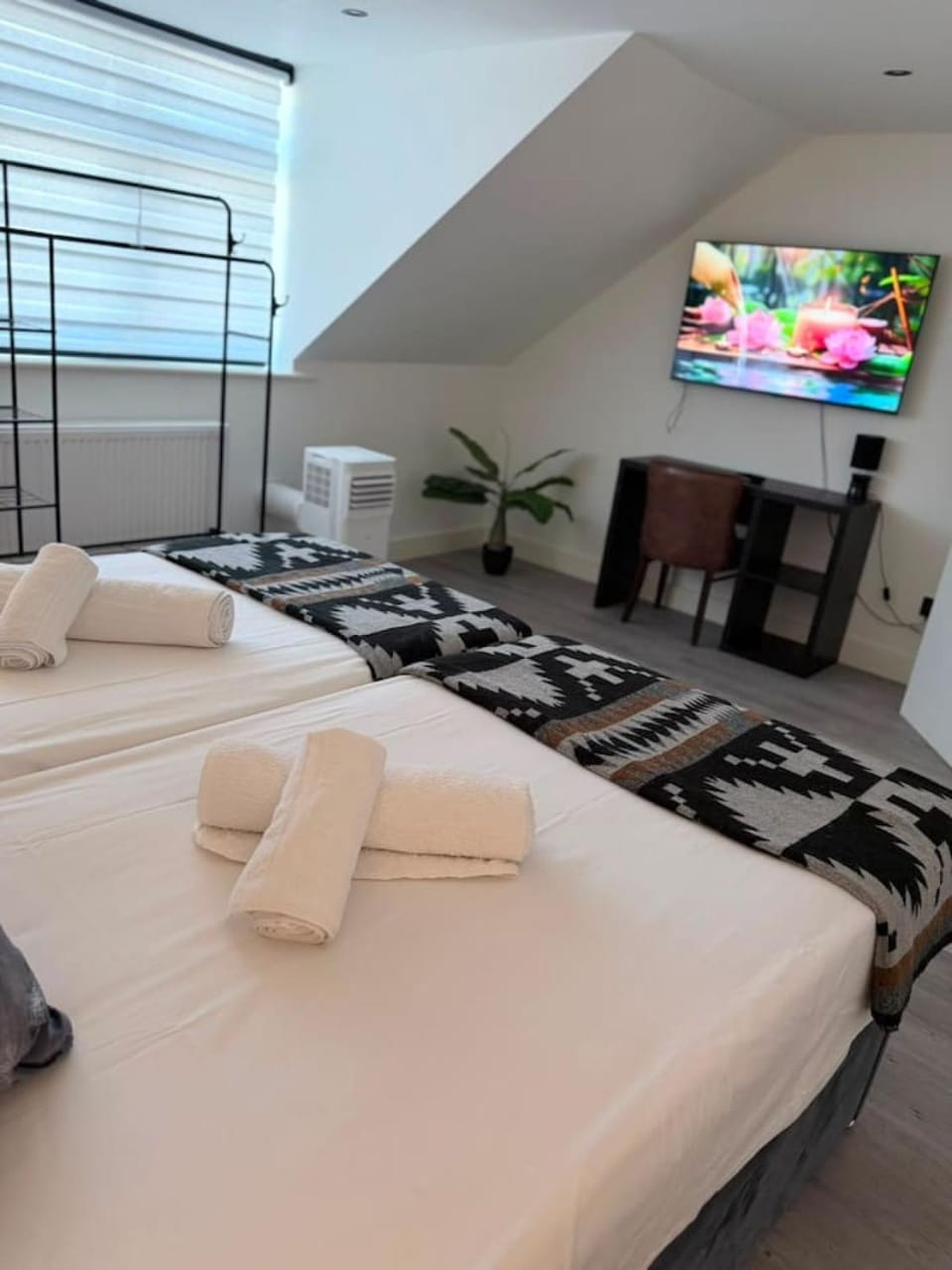 Bed, TV and multimedia, Photo of the whole room, Bedroom, towels