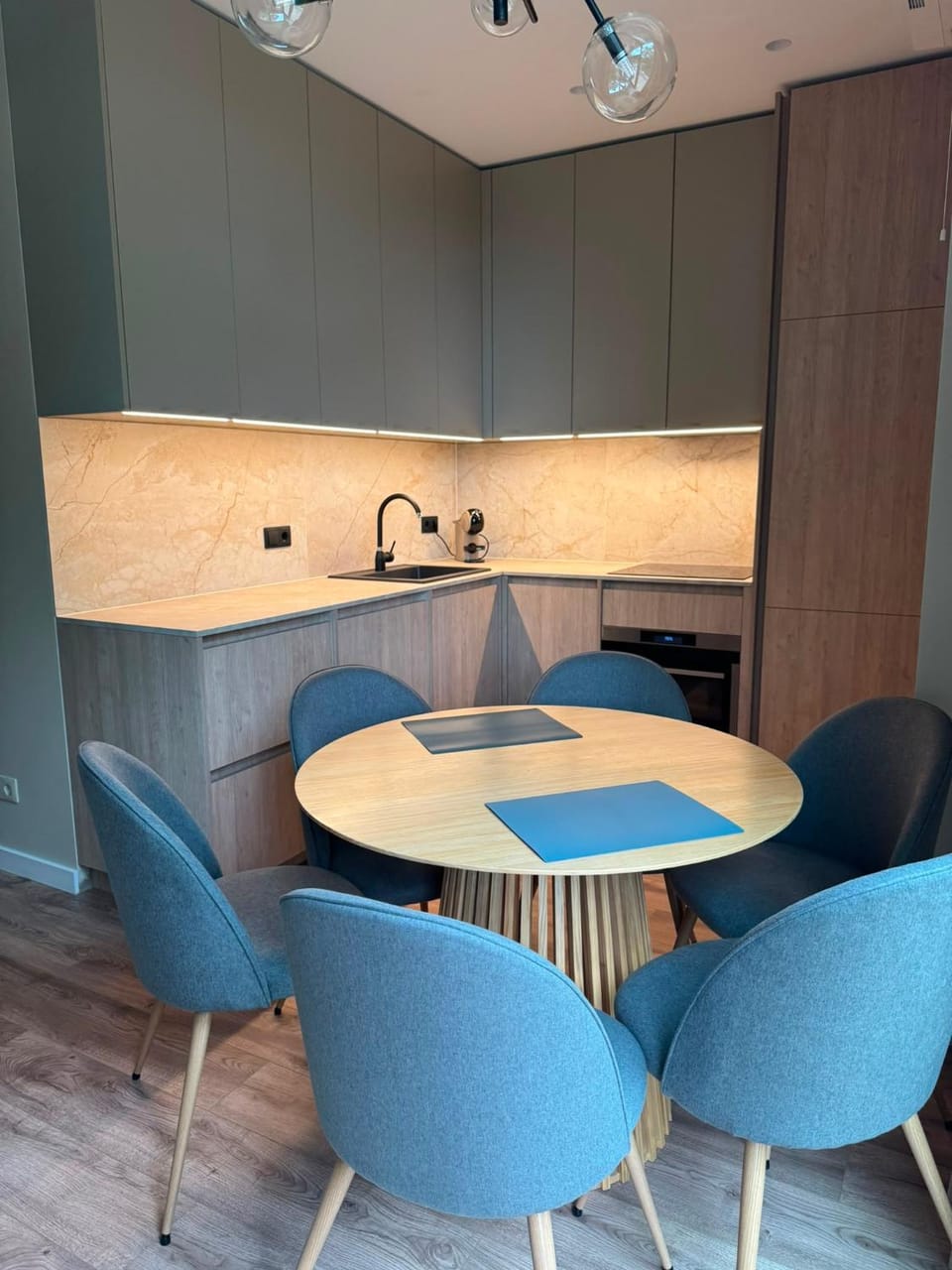 Kitchen or kitchenette, Dining area