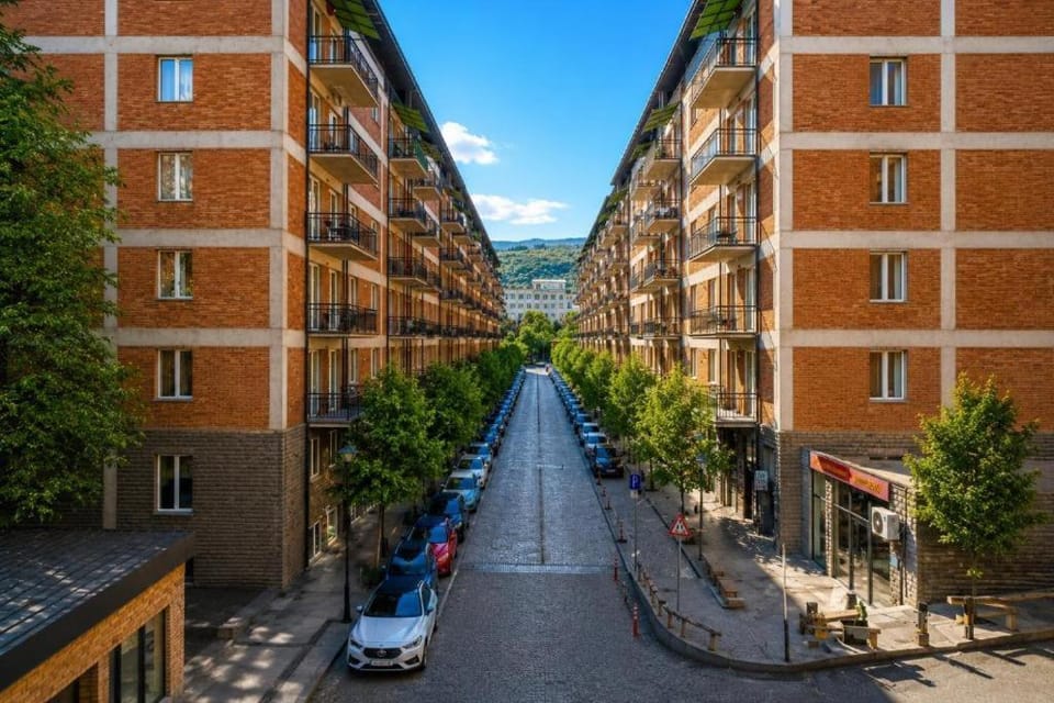 Property building, Communal lounge/ TV room, Spring, Day, Neighbourhood, Natural landscape, Evening entertainment, City view, Mountain view, Street view, Location, Parking
