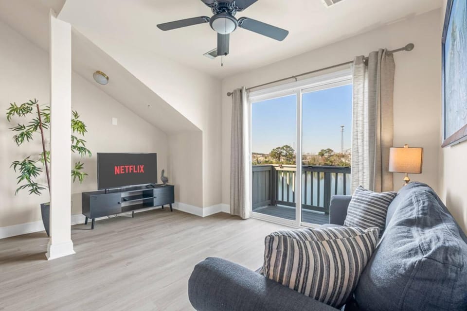 Communal lounge/ TV room, TV and multimedia, Seating area, Evening entertainment