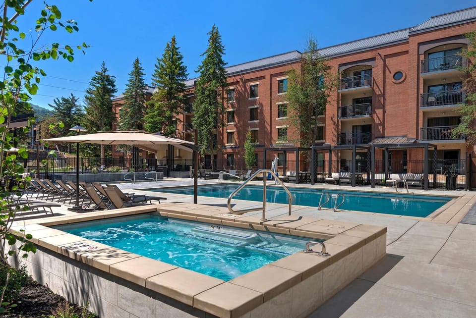 Property building, Day, Natural landscape, Garden, Hot Tub, Seating area, Mountain view, Swimming pool