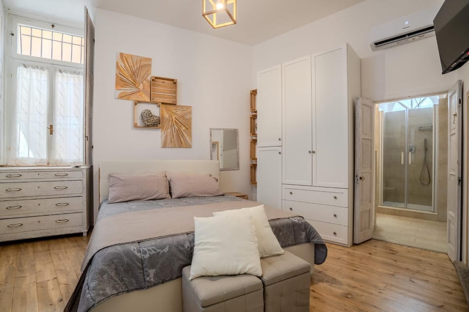 Bed, Living room, Photo of the whole room, Bedroom, wardrobe, air conditioner