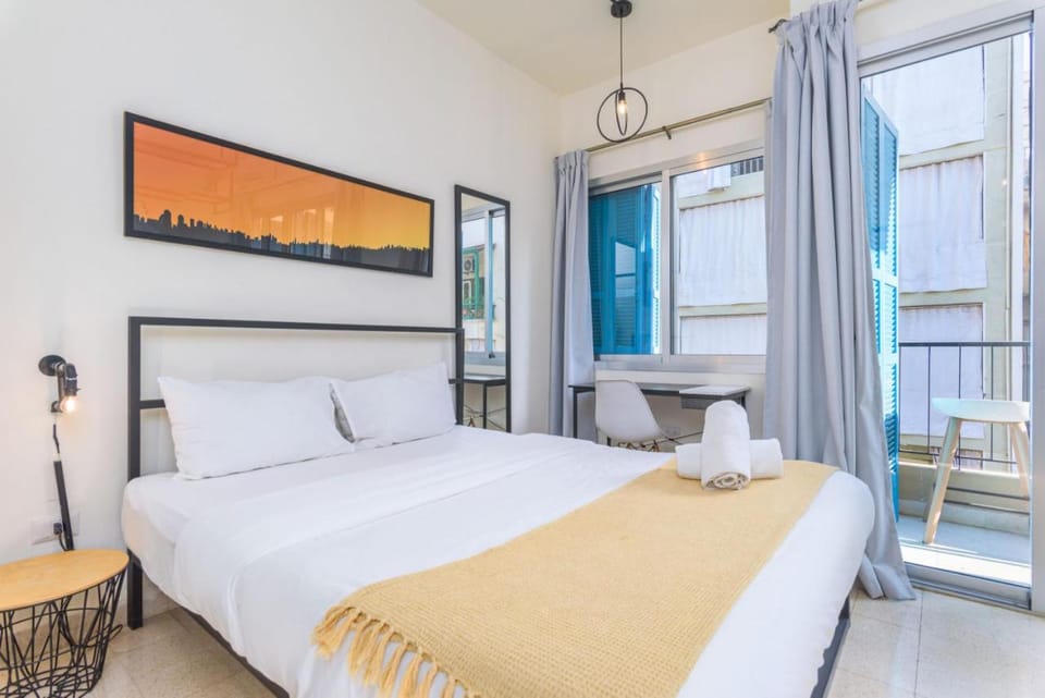 Bed, towels