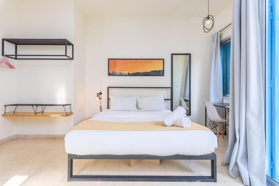 Bed, towels, air conditioner