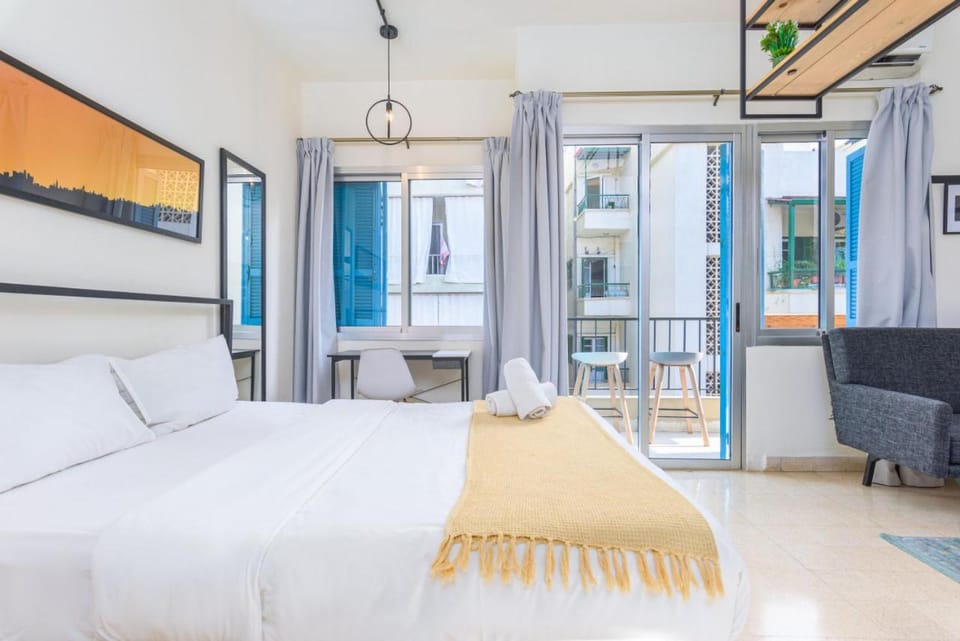 Bed, Seating area