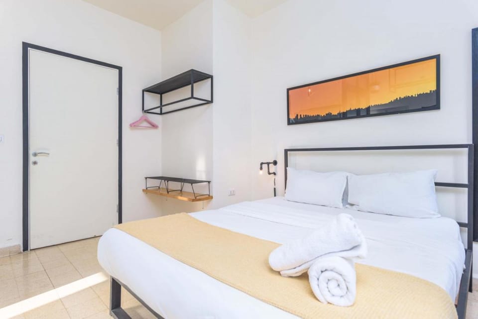 Bed, towels