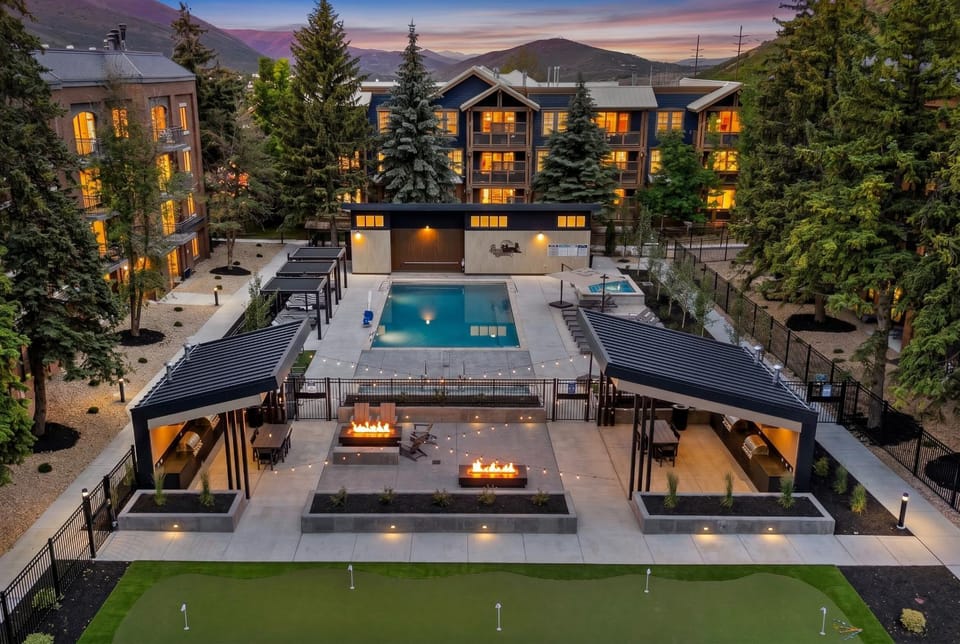 Property building, Patio, Day, Bird's eye view, BBQ facilities, Garden, Hot Tub, Minigolf, Seating area, Mountain view, Swimming pool, Sunset