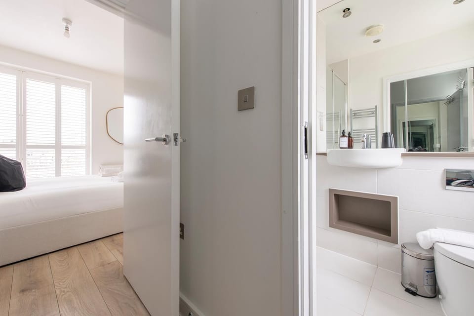 3BR Blackthorn Retreat Modern Hertfordshire Escape Apartment in Enfield