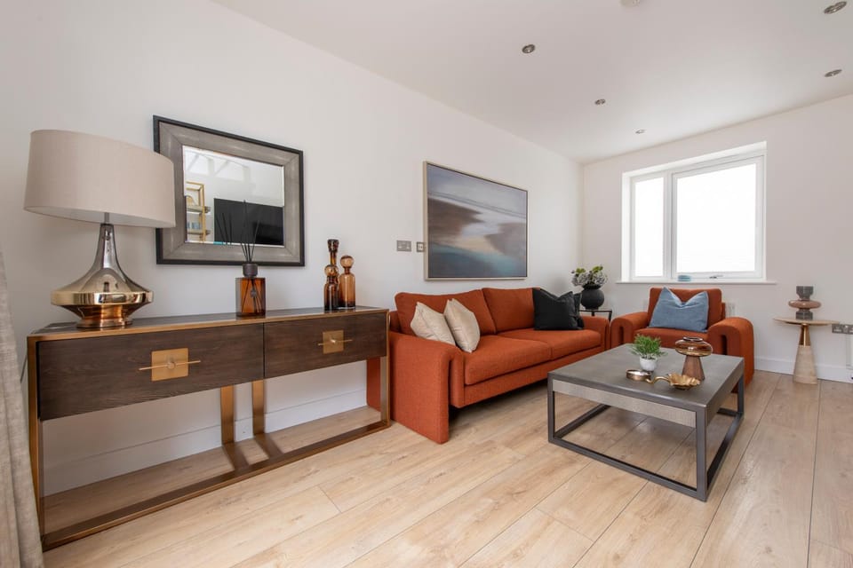 3BR Blackthorn Retreat Modern Hertfordshire Escape Apartment in Enfield