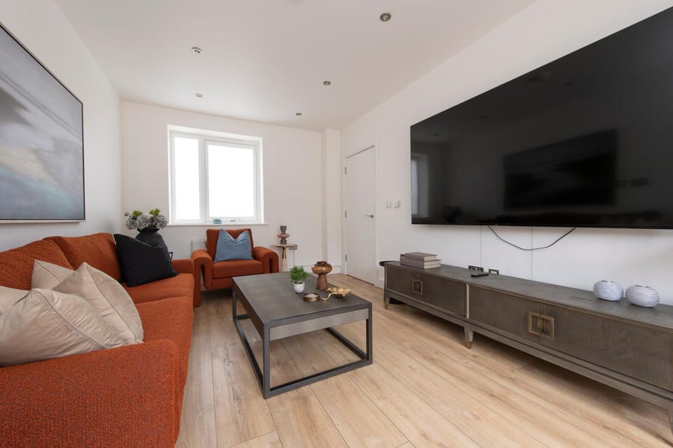 3BR Blackthorn Retreat Modern Hertfordshire Escape Apartment in Enfield