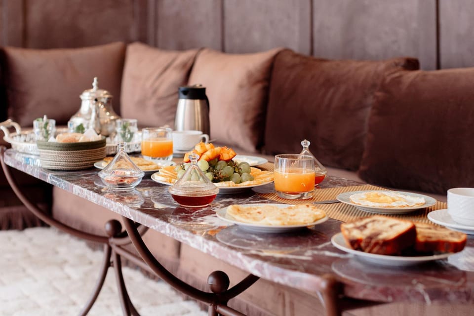 Living room, Food and drinks, Seating area, Food, Breakfast, Continental breakfast, Drinks