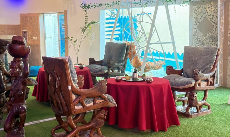Chambre salon cuisine piscine jacuzzi Saly Bed and Breakfast in Thiès Region, Senegal