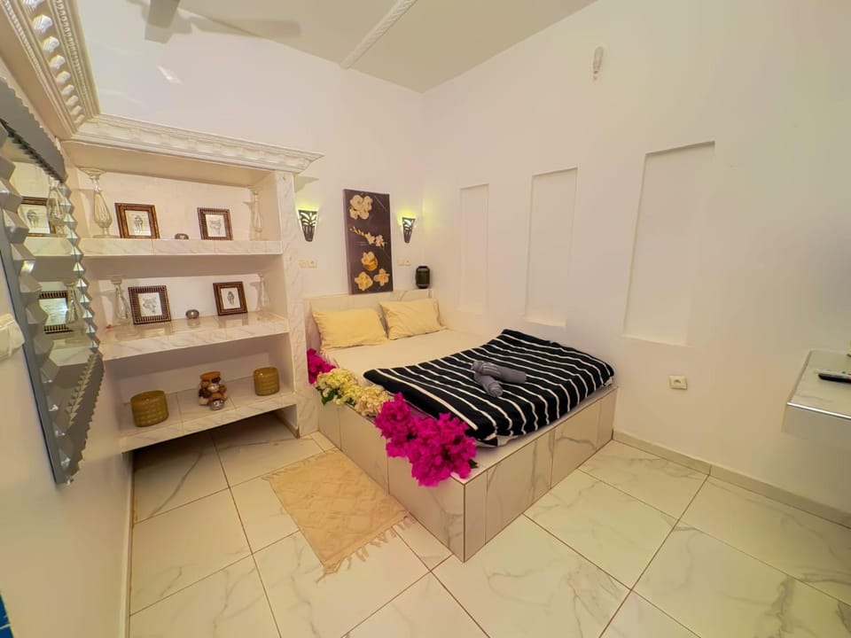 Chambre salon cuisine piscine jacuzzi Saly Bed and Breakfast in Thiès Region, Senegal