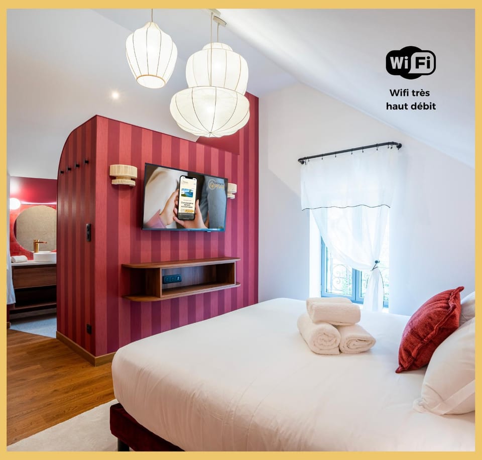 Bed, TV and multimedia, Bedroom