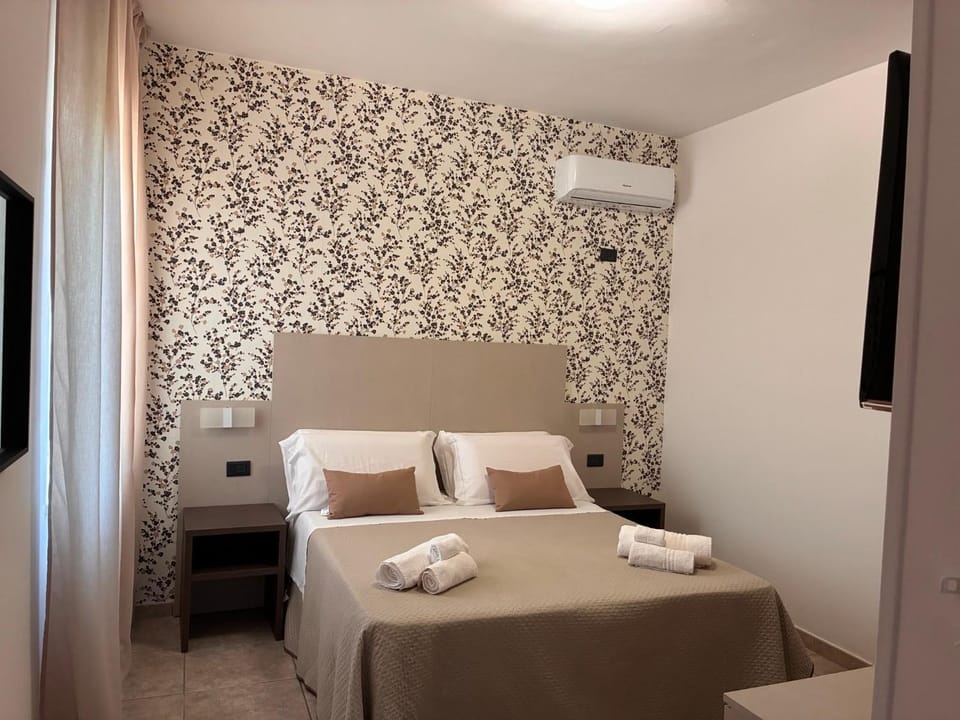 Bed, TV and multimedia, Photo of the whole room, Bedroom, towels, air conditioner