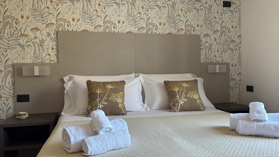 Bed, Living room, Photo of the whole room, Seating area, Bedroom, towels