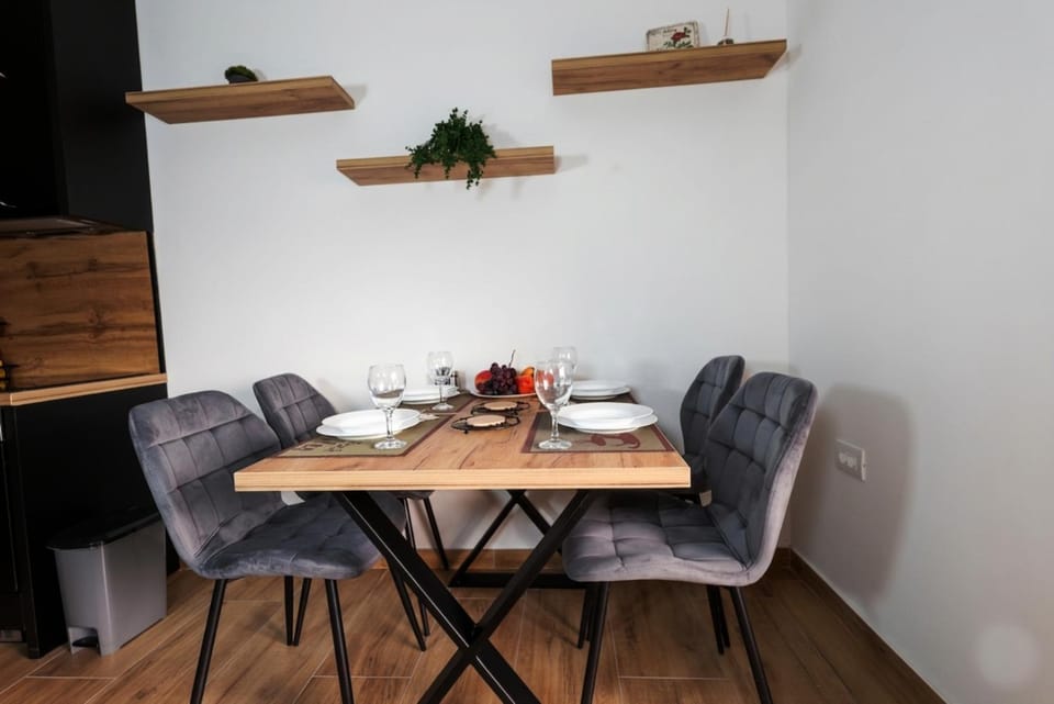 Seating area, Dining area