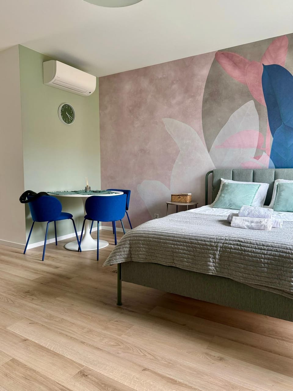 Bed, Living room, Photo of the whole room, Seating area, Bedroom, air conditioner, air conditioner