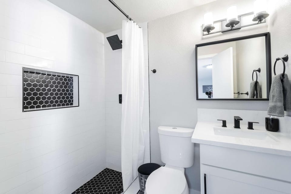 Modern Home Near Strip! Sleeps 8! House in Las Vegas