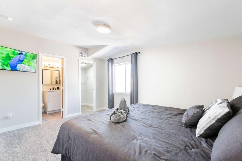 Modern Home Near Strip! Sleeps 8! House in Las Vegas