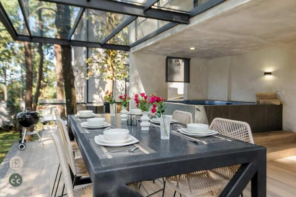 Increible Casa con Jacuzzi y Terraza en el Bosque House in Valle de Bravo