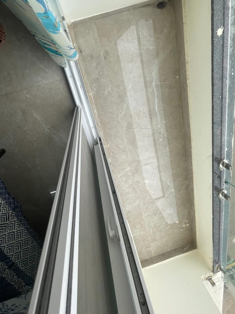 2 Bhk 1 room is vacant with attached washroom, door and lock, common living area and kitchen, there will be 1 person on the other room, But you will have your privacy no distractions Apartment in Hyderabad
