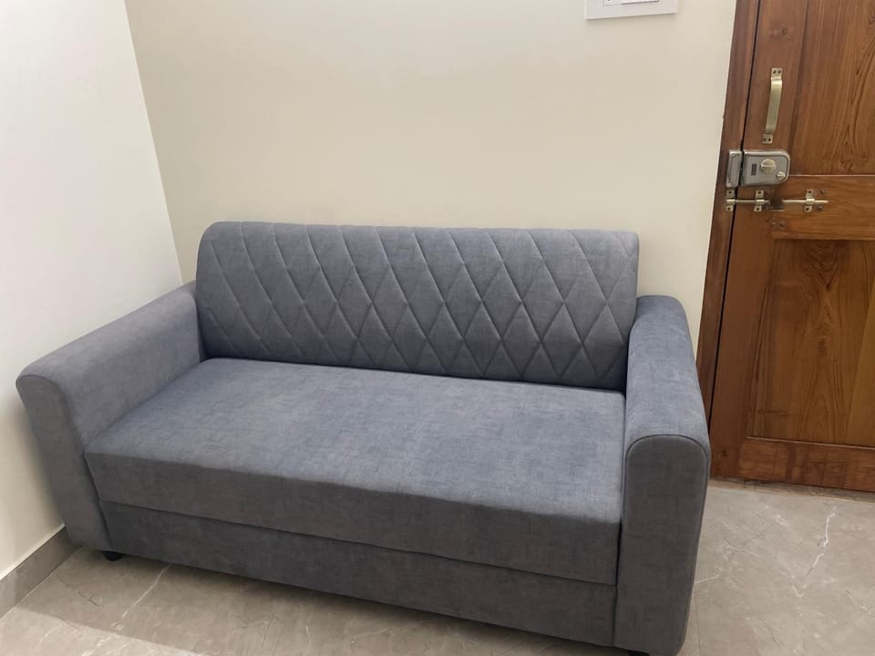 2 Bhk 1 room is vacant with attached washroom, door and lock, common living area and kitchen, there will be 1 person on the other room, But you will have your privacy no distractions Apartment in Hyderabad