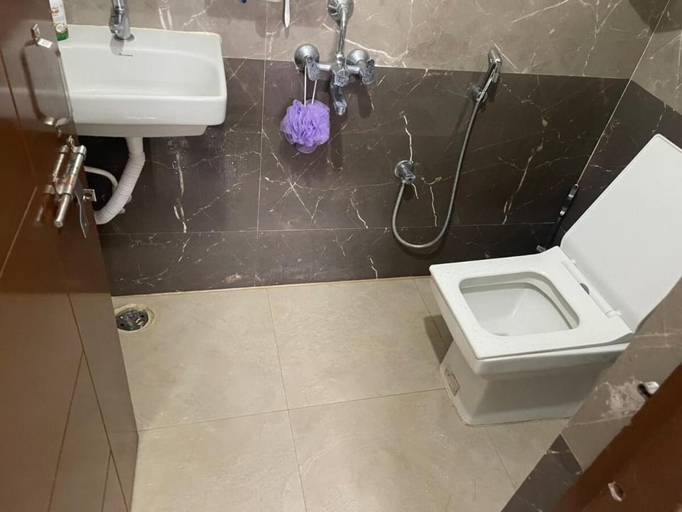 2 Bhk 1 room is vacant with attached washroom, door and lock, common living area and kitchen, there will be 1 person on the other room, But you will have your privacy no distractions Apartment in Hyderabad