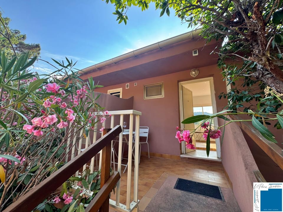 Patio, Day, Balcony/Terrace, Dining area