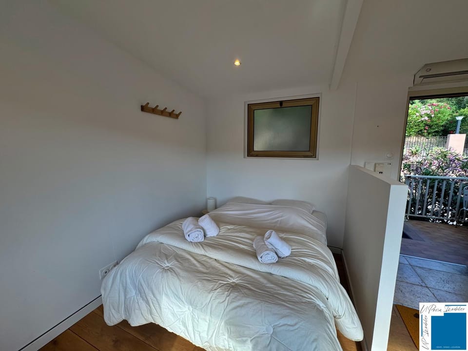 Bed, Bedroom, towels