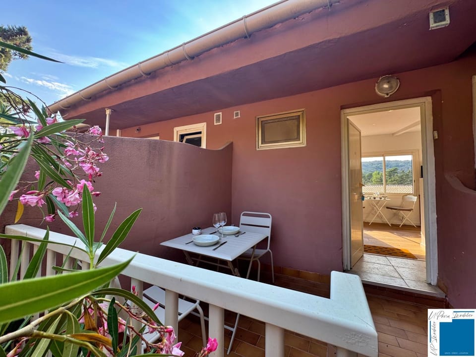 Patio, Day, Balcony/Terrace, Dining area