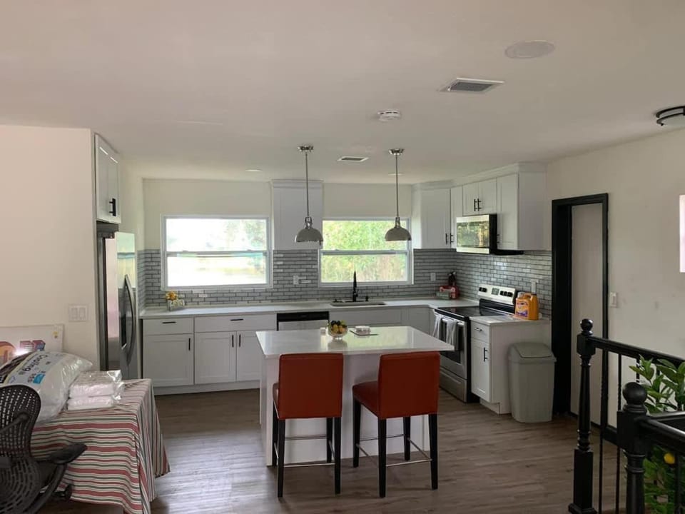 2Bed 2Bath Lake Front Jewel Apartment in Heathrow