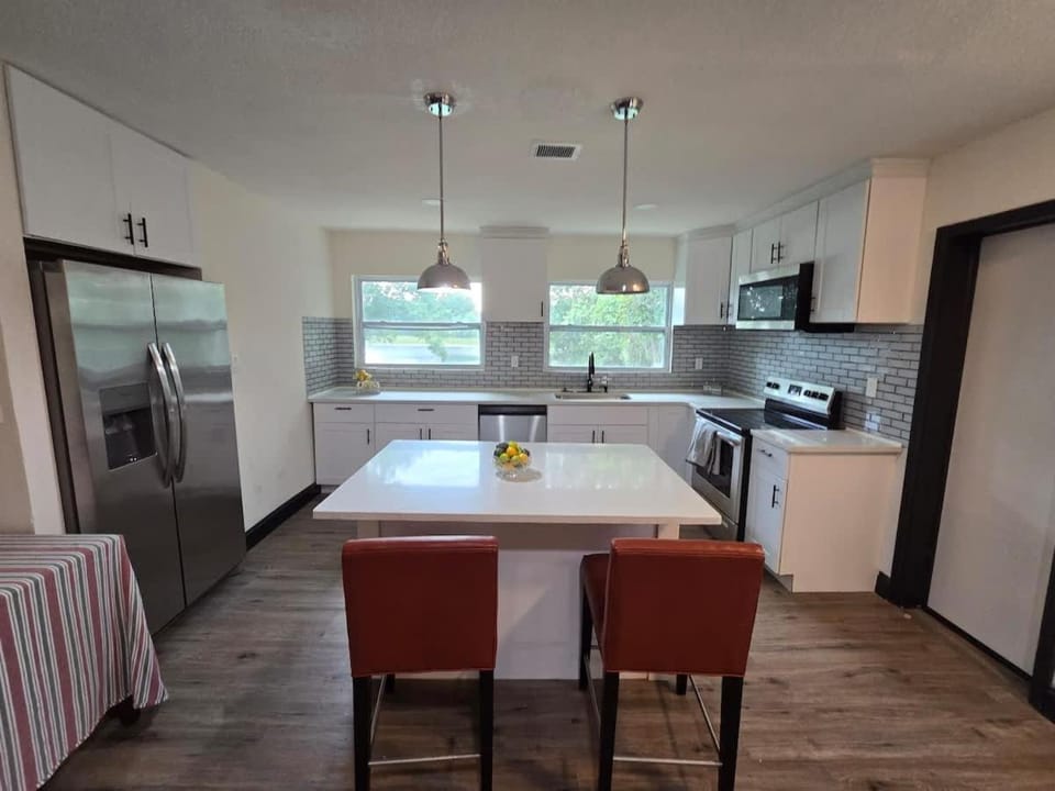 2Bed 2Bath Lake Front Jewel Apartment in Heathrow