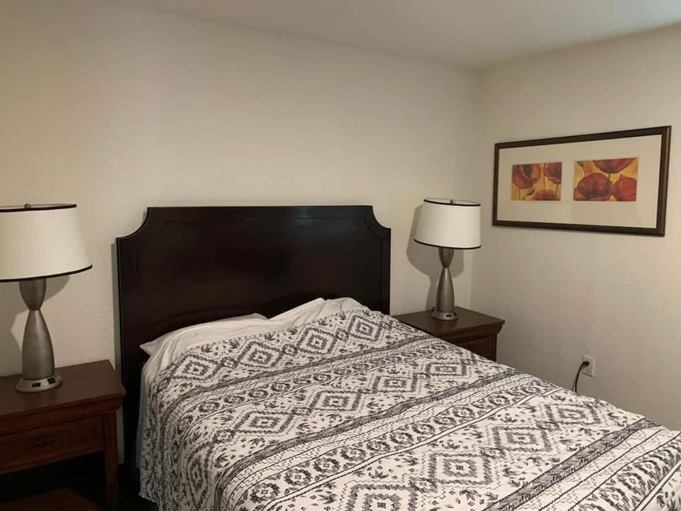 2Bed 2Bath Lake Front Jewel Apartment in Heathrow