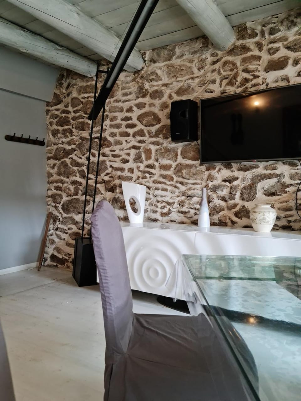 Charme, jacuzzi et escapade en 2CV House in Auvergne-Rhône-Alpes
