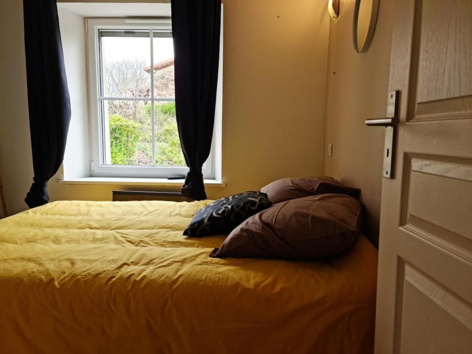 Charme, jacuzzi et escapade en 2CV House in Auvergne-Rhône-Alpes