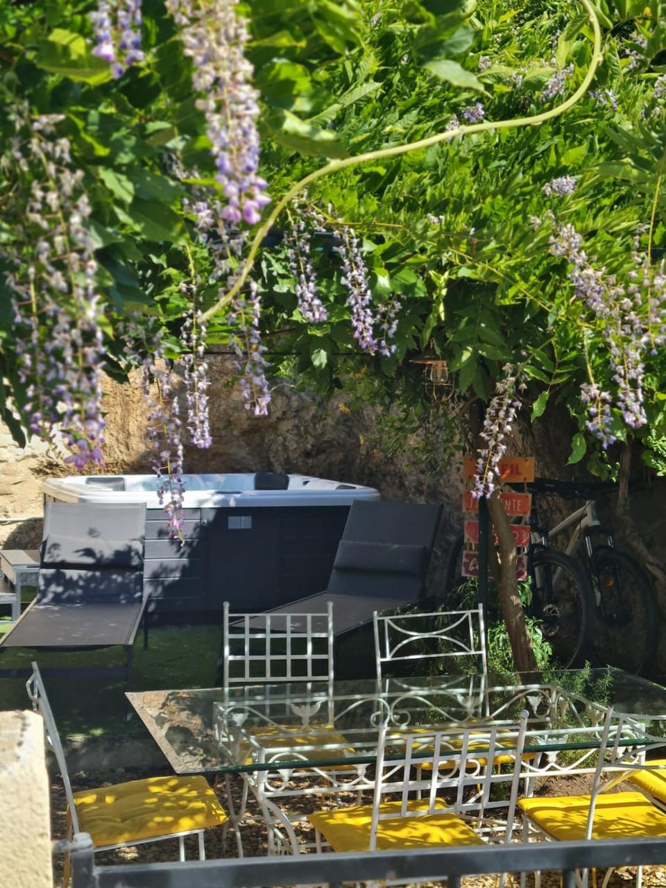 Charme, jacuzzi et escapade en 2CV House in Auvergne-Rhône-Alpes