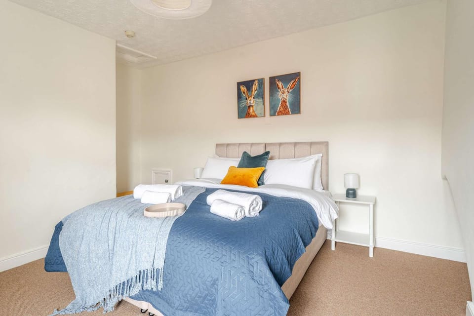 3BR Home with Games Room Salford Sleeps 7 House in Salford