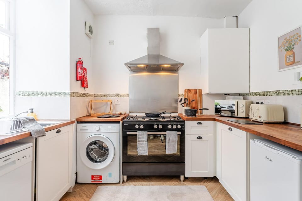 4BR Home with Games Room Salford Sleeps 7 House in Salford